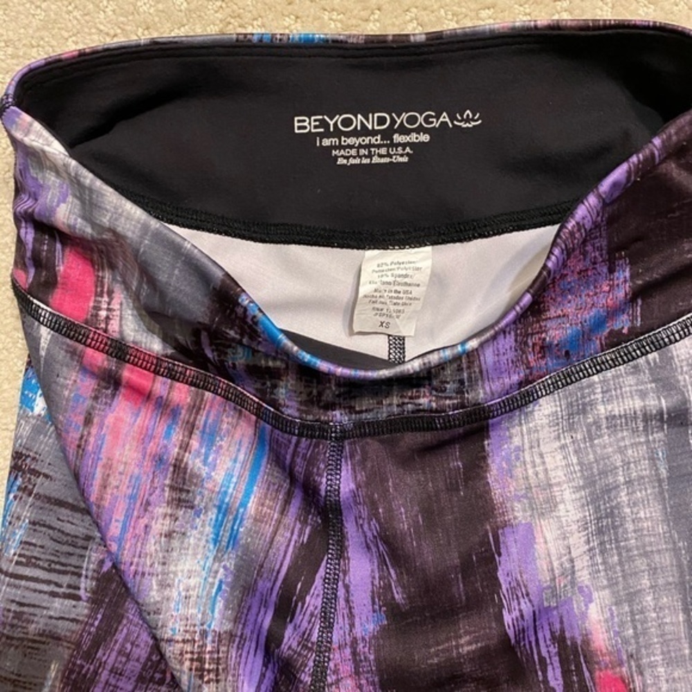 Women’s Beyond Yoga Capri Multi-Colored Leggings - Picture 5 of 7